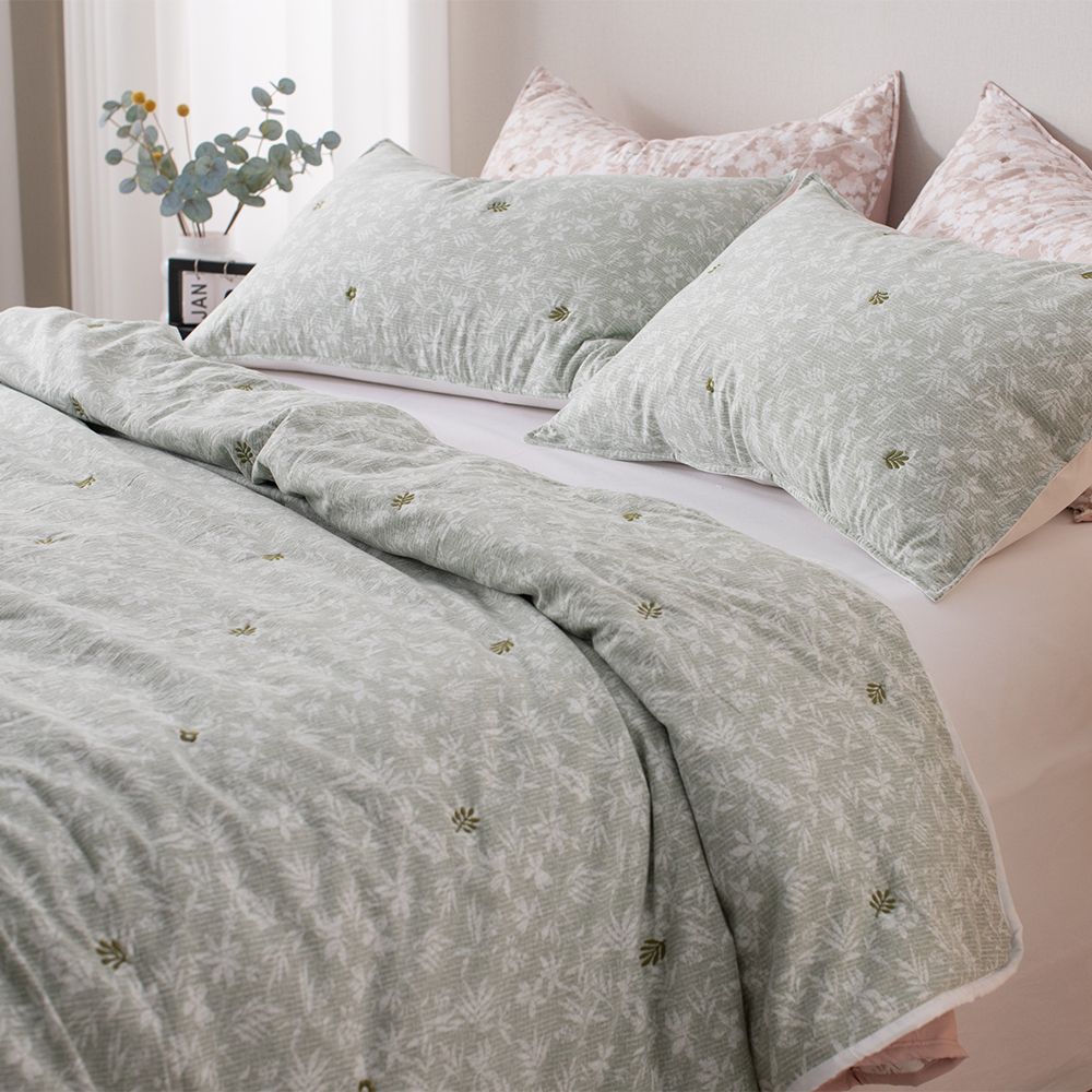 Linen-look Embroidered Quilt