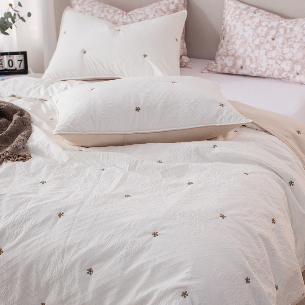 Jacquard Polyester quilted quilt set