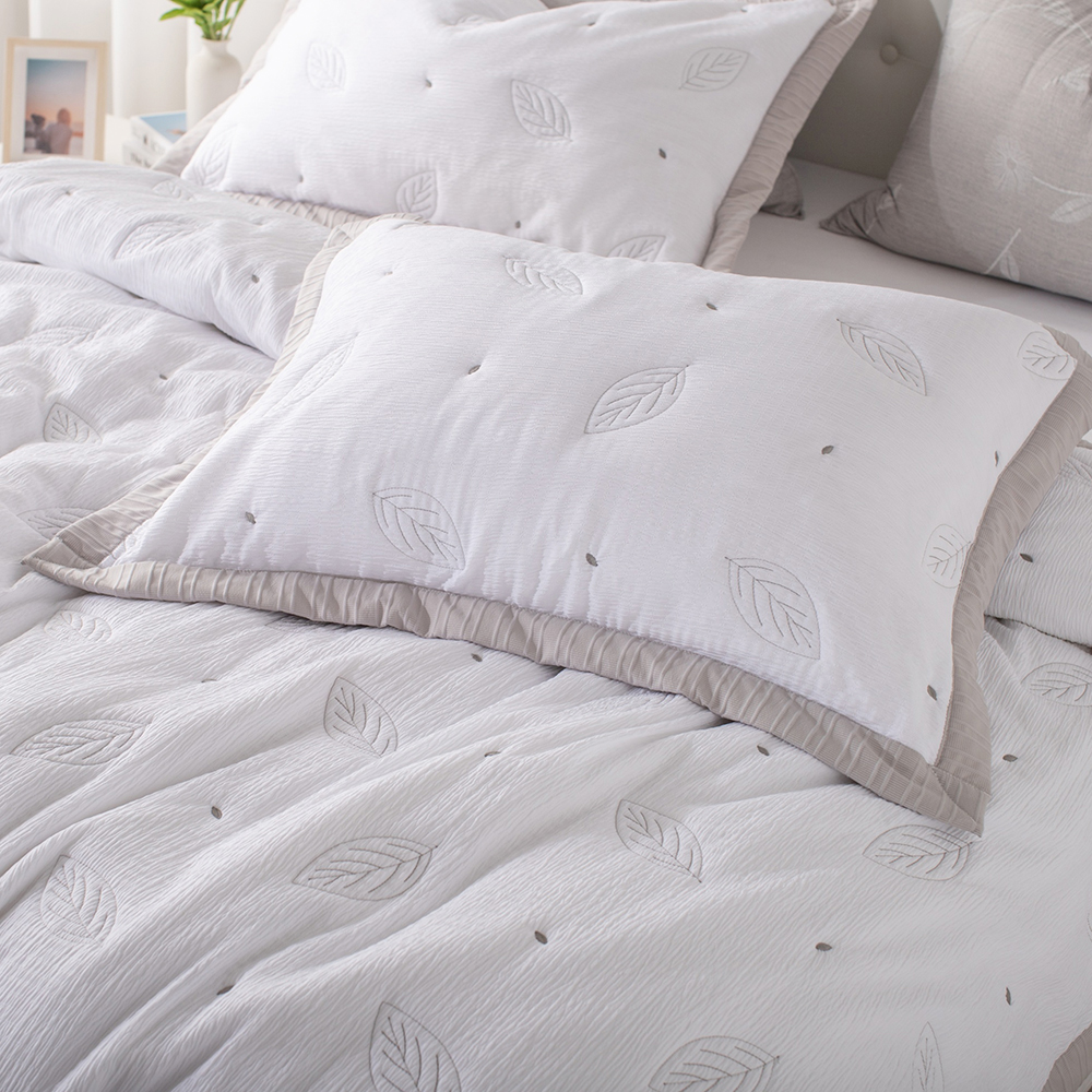 Textured Polyester Quilted Quilt Set