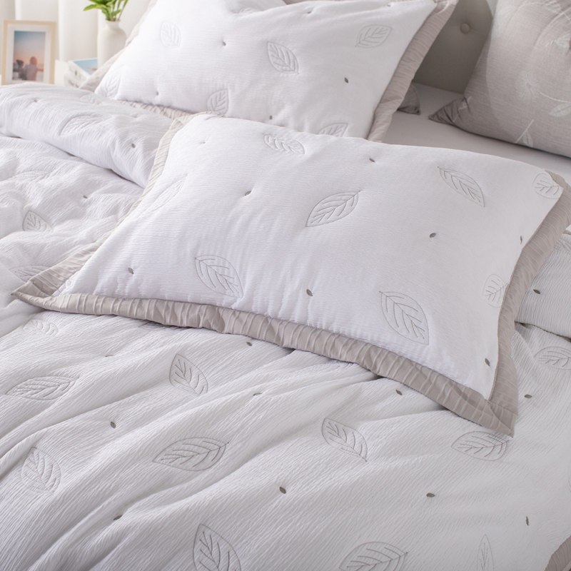 Textured Polyester Quilted Quilt Set