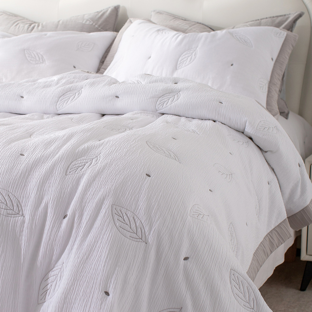 Textured Polyester Quilted Quilt Set