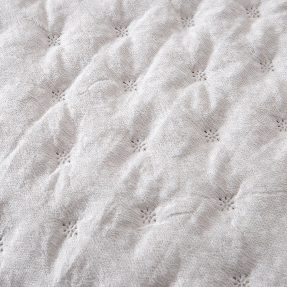 Ultrasonic Quilted Quilt with Elegant Ruffle Edge