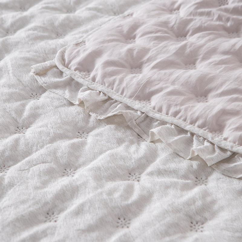 Ultrasonic Quilted Quilt with Elegant Ruffle Edge