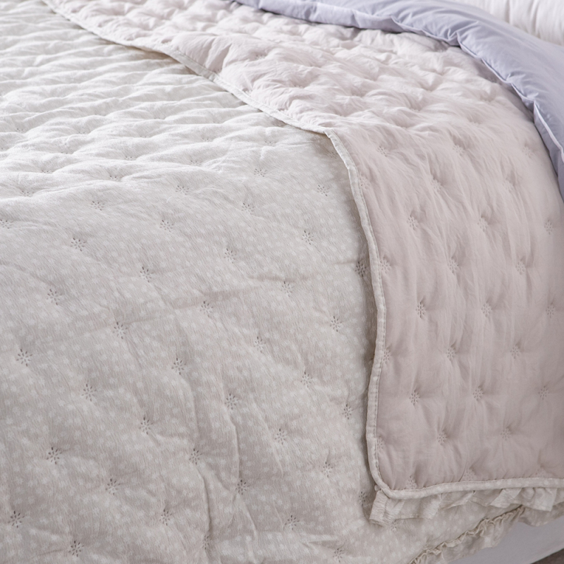 Ultrasonic Quilted Quilt with Elegant Ruffle Edge