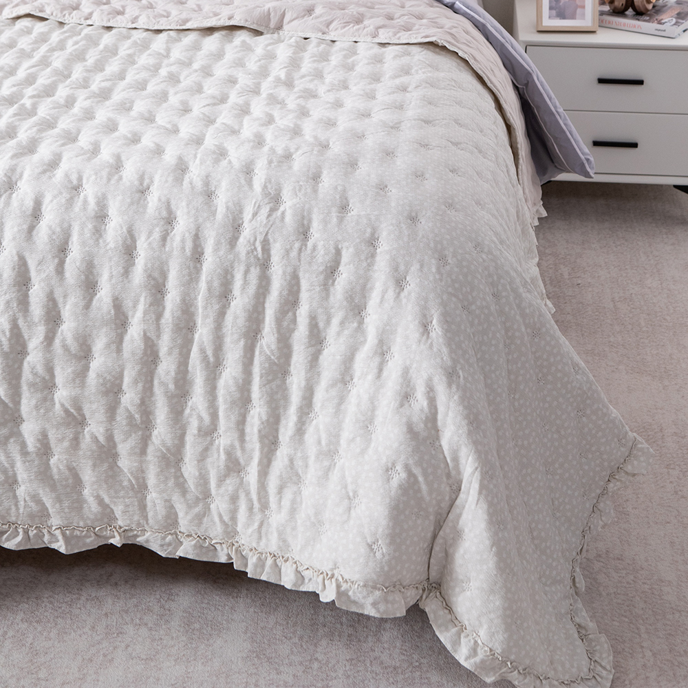 Ultrasonic Quilted Quilt with Elegant Ruffle Edge