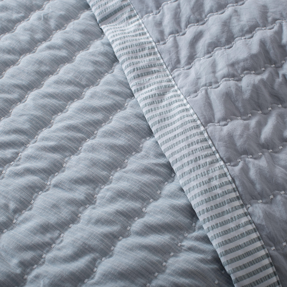 Faux Cotton-linen Embroidered Quilt