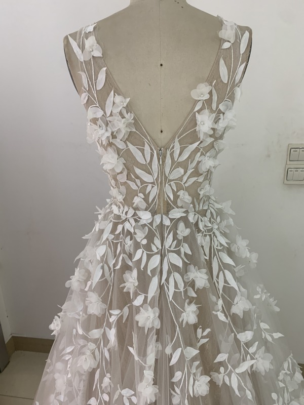 Factory wholesale ivory sleeveless tulle embroidery princess wedding ball gown