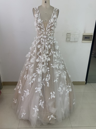 Factory wholesale ivory sleeveless tulle embroidery princess wedding ball gown