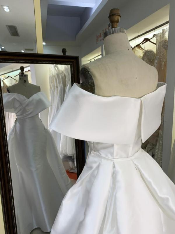 2023 New simple elegant off shoulder hand pleated mermaid fitted satin bridal dresses with long train for wedding