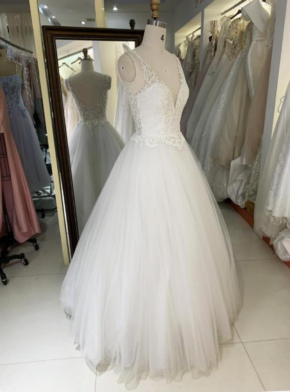 Embroidery tulle sleeveless luxury white bridal dresses with long train wedding ball gown