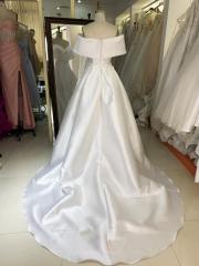 2023 New simple elegant off shoulder hand pleated mermaid fitted satin bridal dresses with long train for wedding