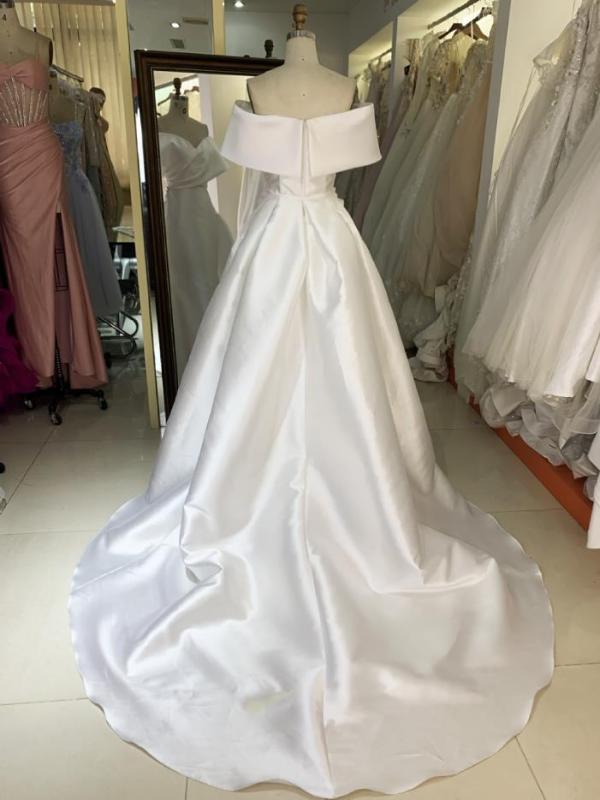 2023 New simple elegant off shoulder hand pleated mermaid fitted satin bridal dresses with long train for wedding