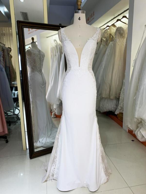 2023 new full handmade embroidery satin sleeveless luxury white bridal dresses with lomg train for wedding dress ball