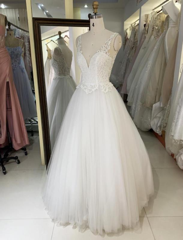 Embroidery tulle sleeveless luxury white bridal dresses with long train wedding ball gown