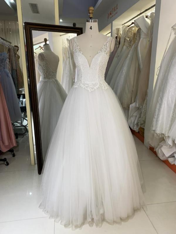 Embroidery tulle sleeveless luxury white bridal dresses with long train wedding ball gown