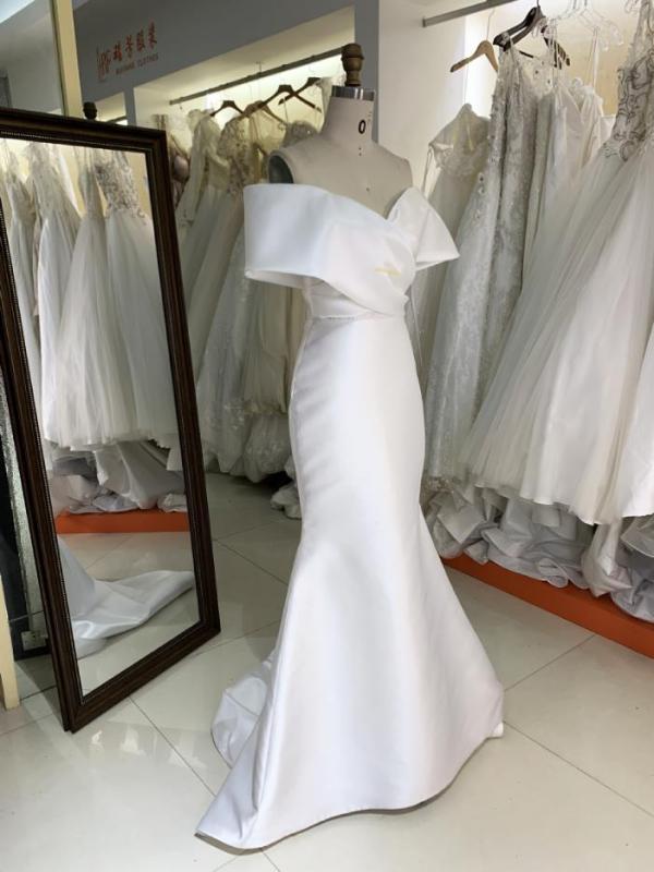 2023 New simple elegant off shoulder hand pleated mermaid fitted satin bridal dresses with long train for wedding