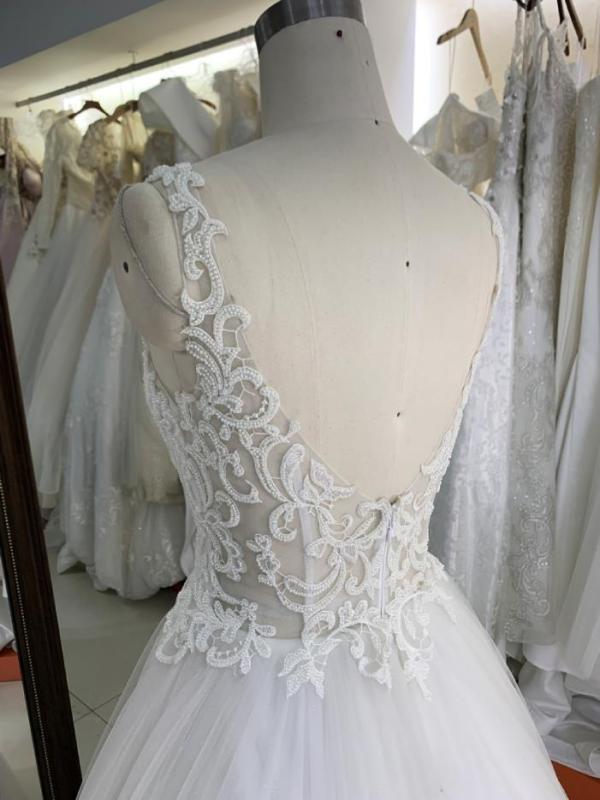 Embroidery tulle sleeveless luxury white bridal dresses with long train wedding ball gown