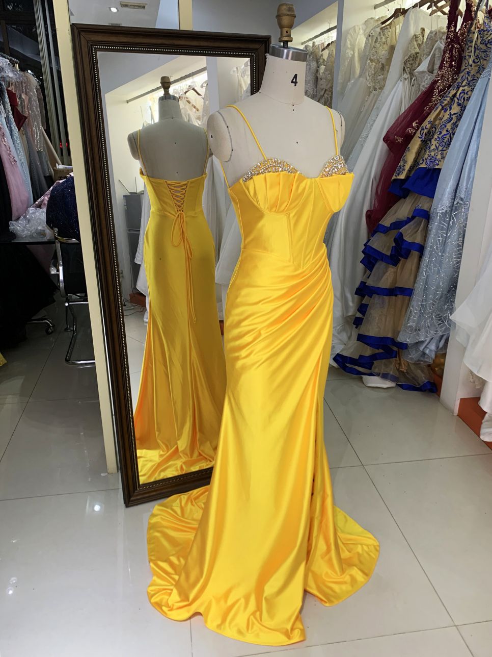 Wholesale new gold corset beading corset pleated satin lace up back side slit prom dresses 2025