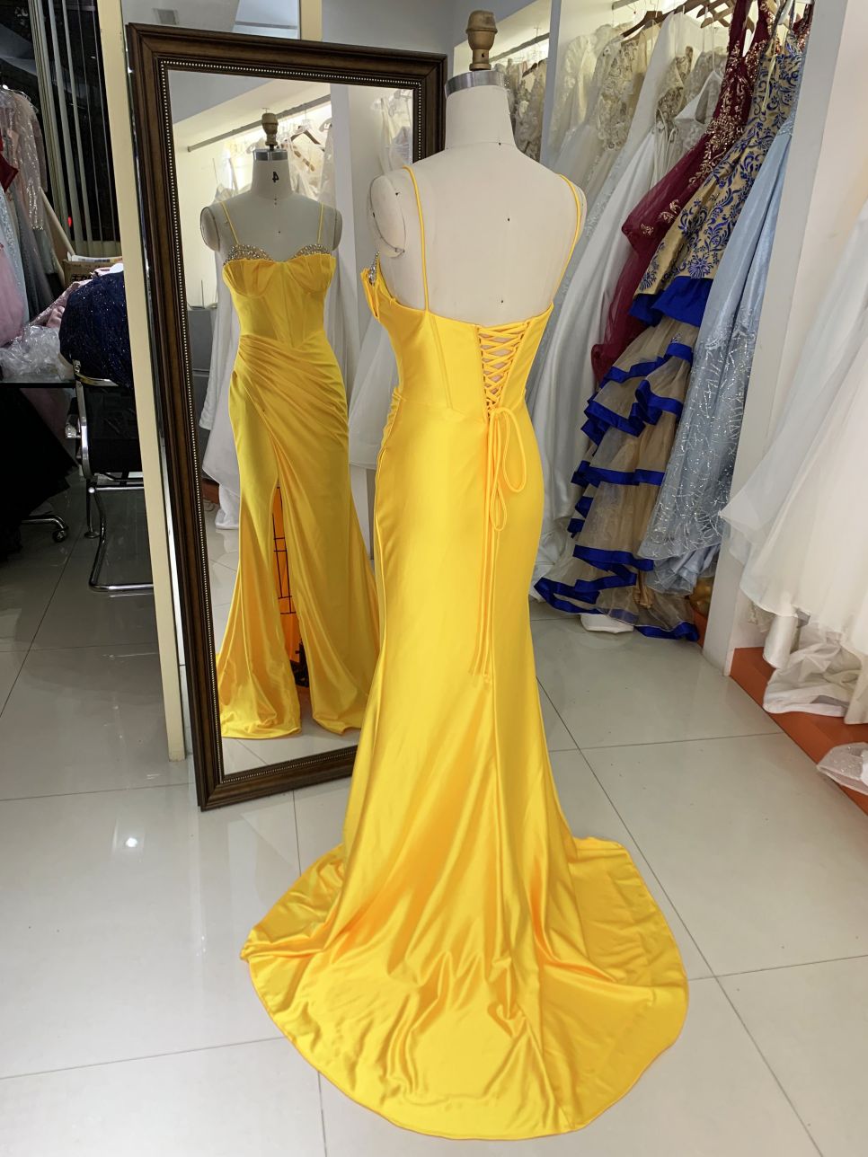 Wholesale new gold corset beading corset pleated satin lace up back side slit prom dresses 2025