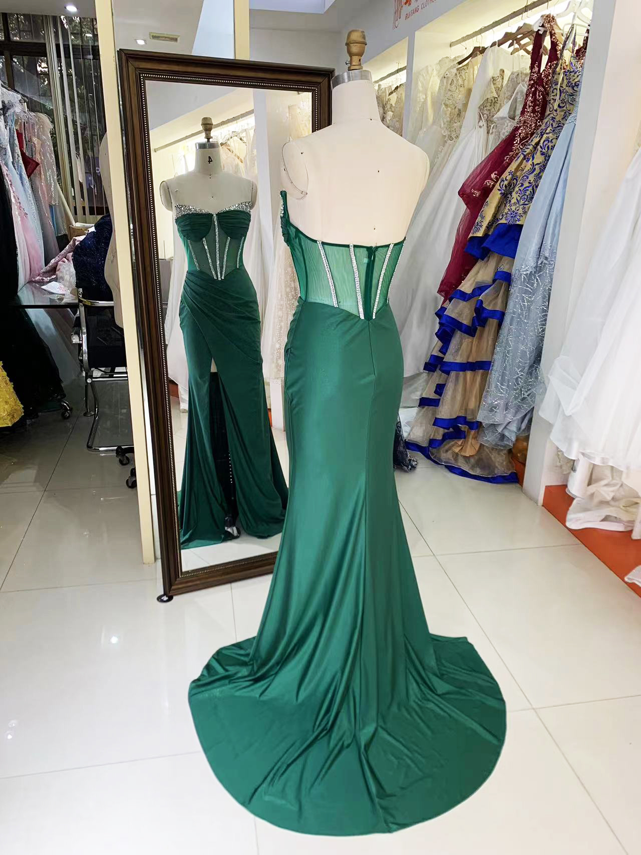 Wholesale see through corset emerald green sleeveless beading pleated shiny satin mermaid prom evening dresses
