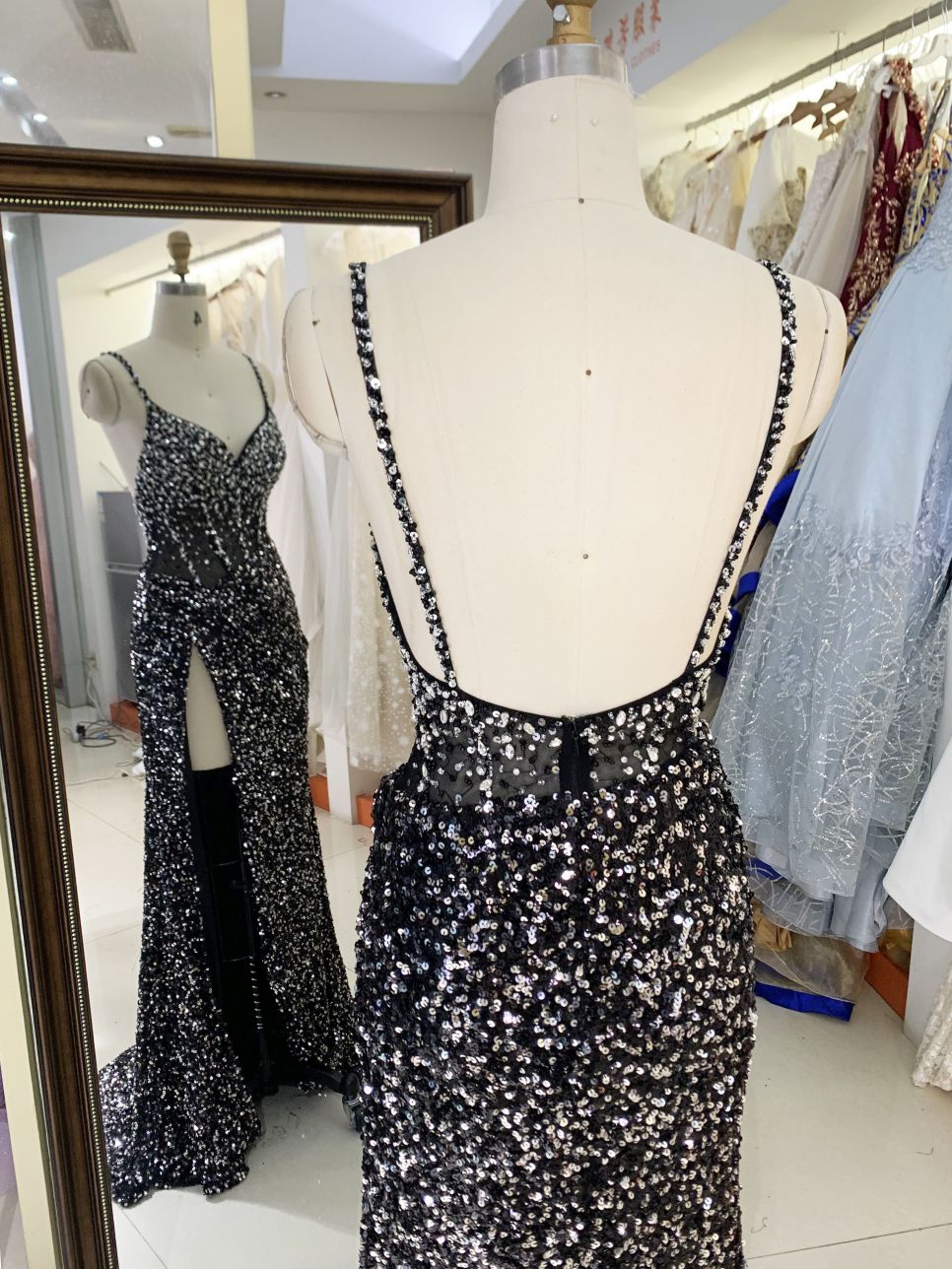 2025 New style elegant V-neck sequins contrast color zipper back women's evening dress slim left leg slit dress