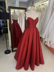 2025 Latest custom Luxurious Burgundy sexy sleeveless pleated dress satin fabric retro prom dress for women