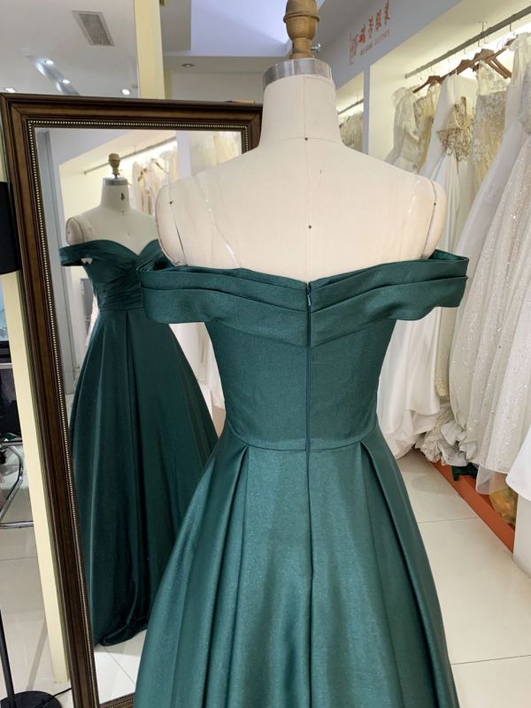 2025 wholesale emerald green off shoulder hand pleated satin A line prom dresses
