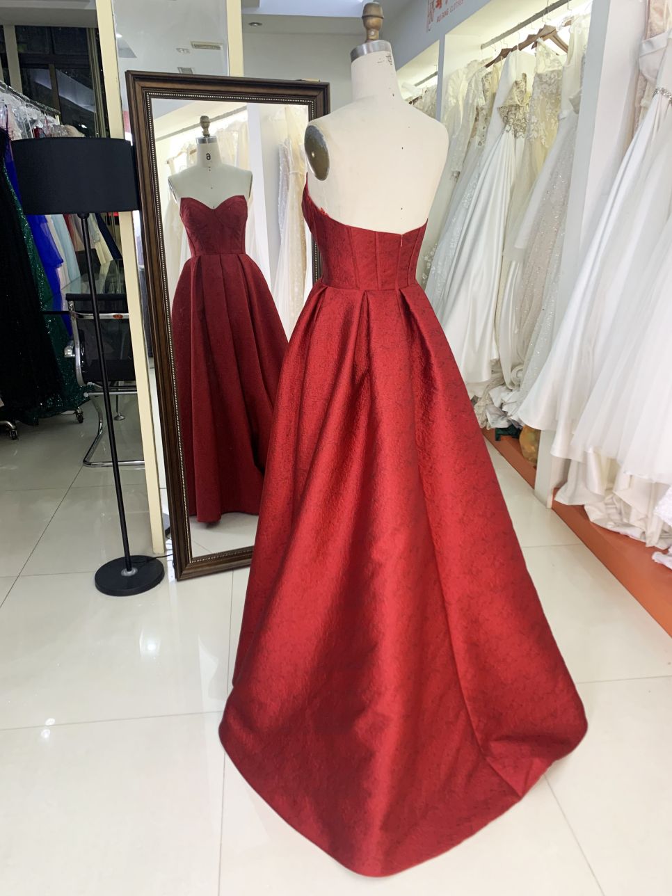 2025 Latest custom Luxurious Burgundy sexy sleeveless pleated dress satin fabric retro prom dress for women