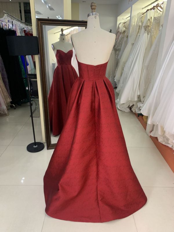 2025 Latest custom Luxurious Burgundy sexy sleeveless pleated dress satin fabric retro prom dress for women