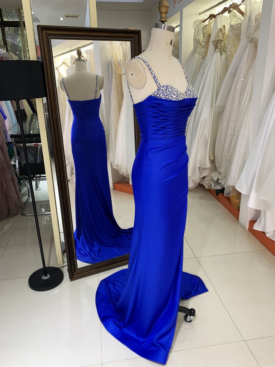 2025 wholesale Royal blue sleeveless beading jersey satin skirt mermaid hand pleated prom evening dresses