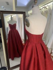 2025 Latest custom Luxurious Burgundy sexy sleeveless pleated dress satin fabric retro prom dress for women