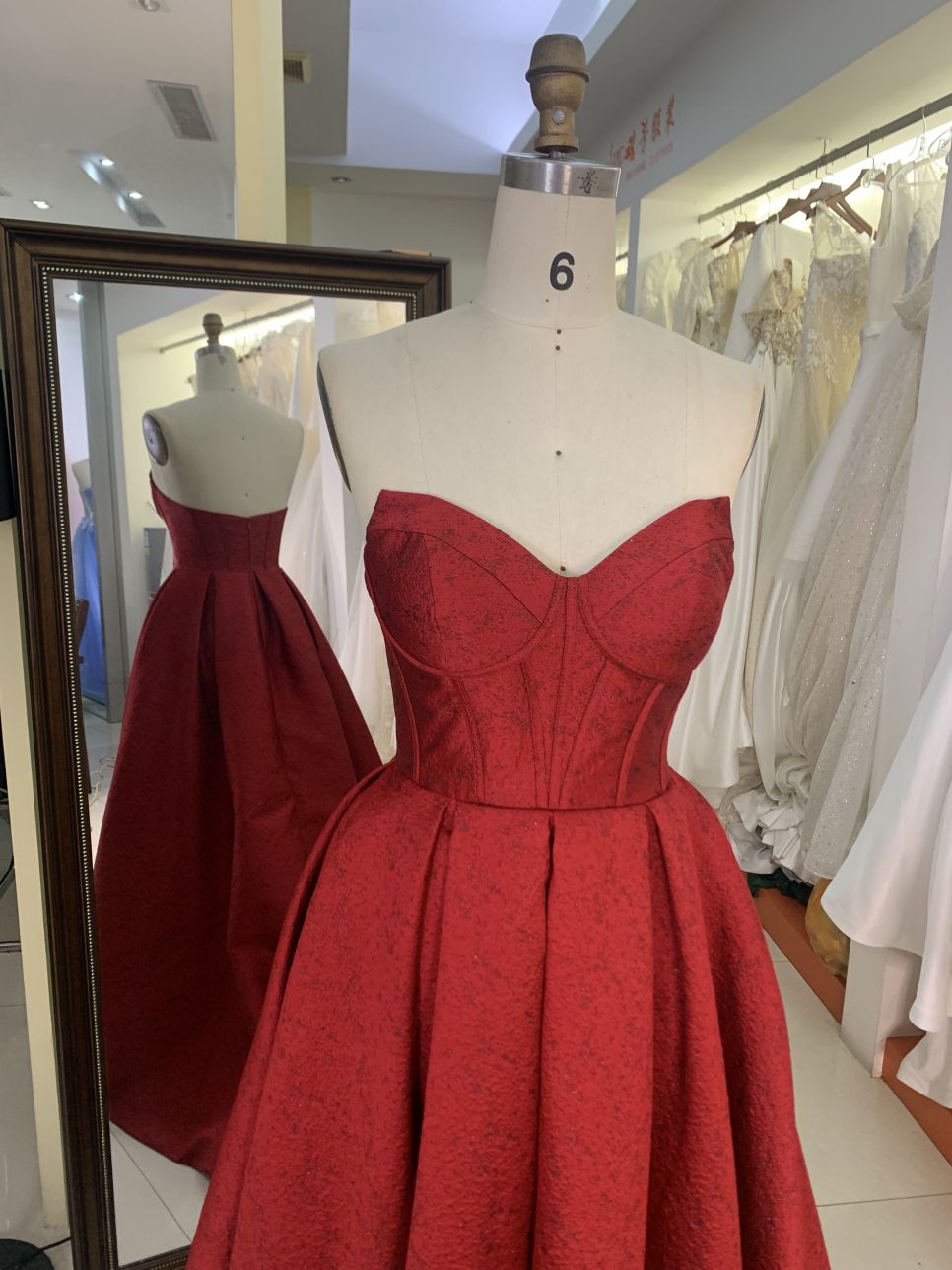 2025 Latest custom Luxurious Burgundy sexy sleeveless pleated dress satin fabric retro prom dress for women