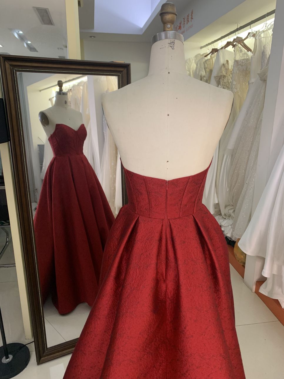 2025 Latest custom Luxurious Burgundy sexy sleeveless pleated dress satin fabric retro prom dress for women