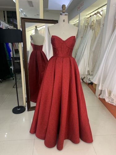 2025 Latest custom Luxurious Burgundy sexy sleeveless pleated dress satin fabric retro prom dress for women