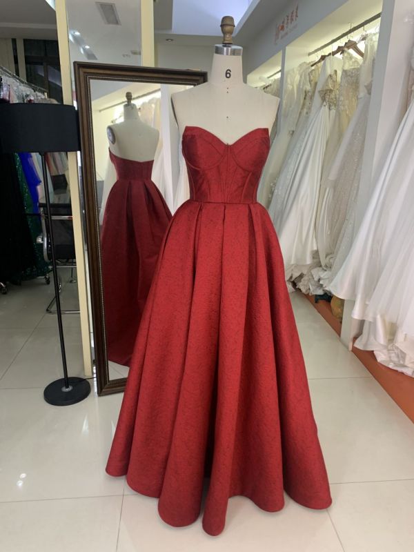 2025 Latest custom Luxurious Burgundy sexy sleeveless pleated dress satin fabric retro prom dress for women