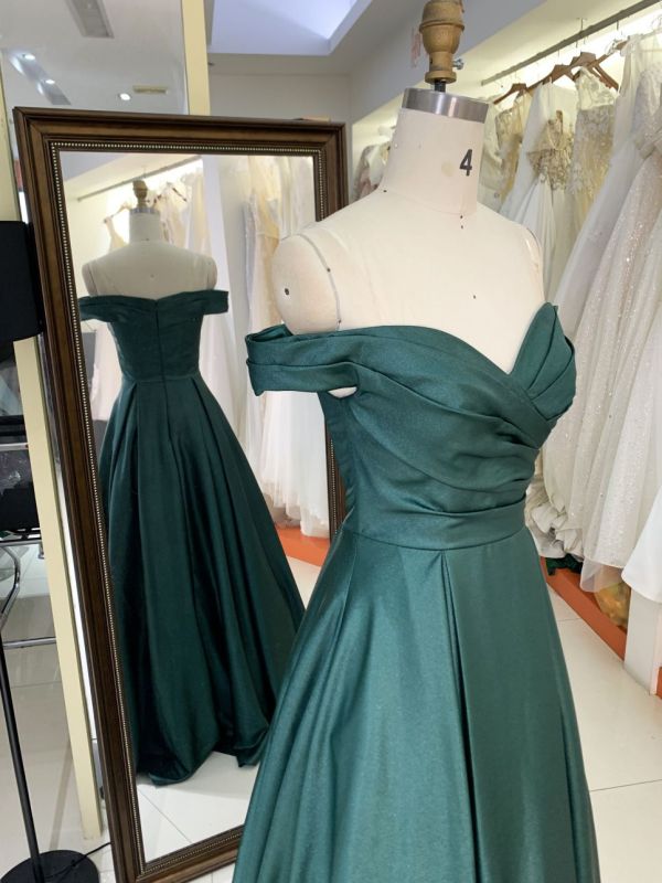 2025 wholesale emerald green off shoulder hand pleated satin A line prom dresses