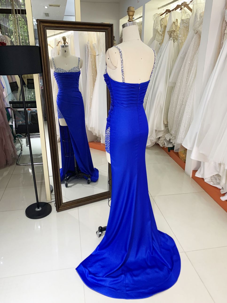 2025 wholesale Royal blue sleeveless beading jersey satin skirt mermaid hand pleated prom evening dresses