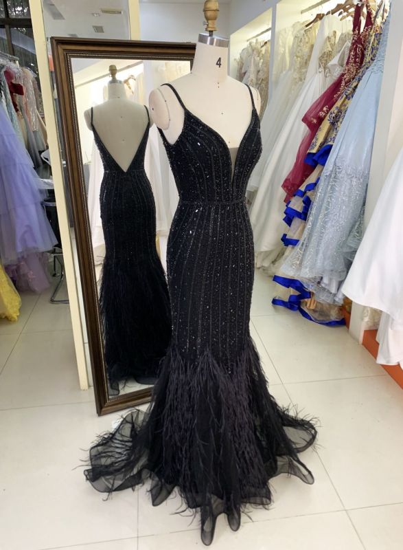 2025 wholesale black sleeveless mermaid crystal beading embellished fitted gown prom evening dresses with feathers