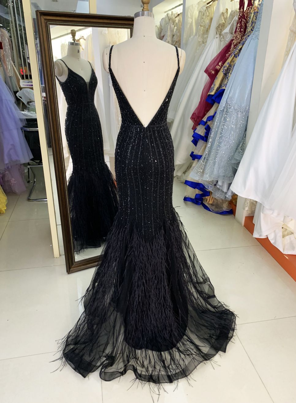 2025 wholesale black sleeveless mermaid crystal beading embellished fitted gown prom evening dresses with feathers