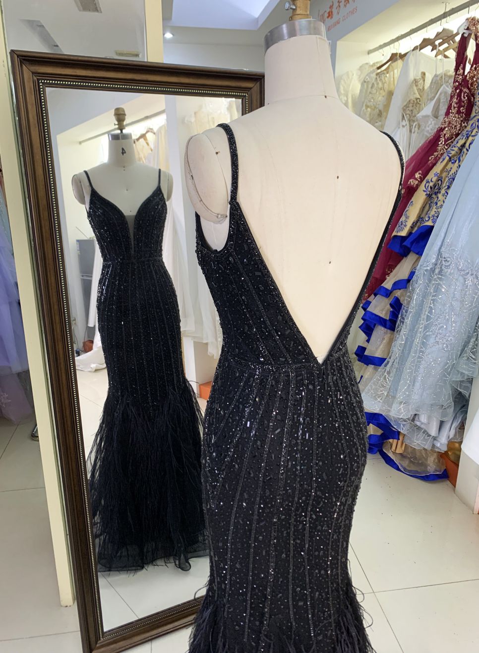 2025 wholesale black sleeveless mermaid crystal beading embellished fitted gown prom evening dresses with feathers