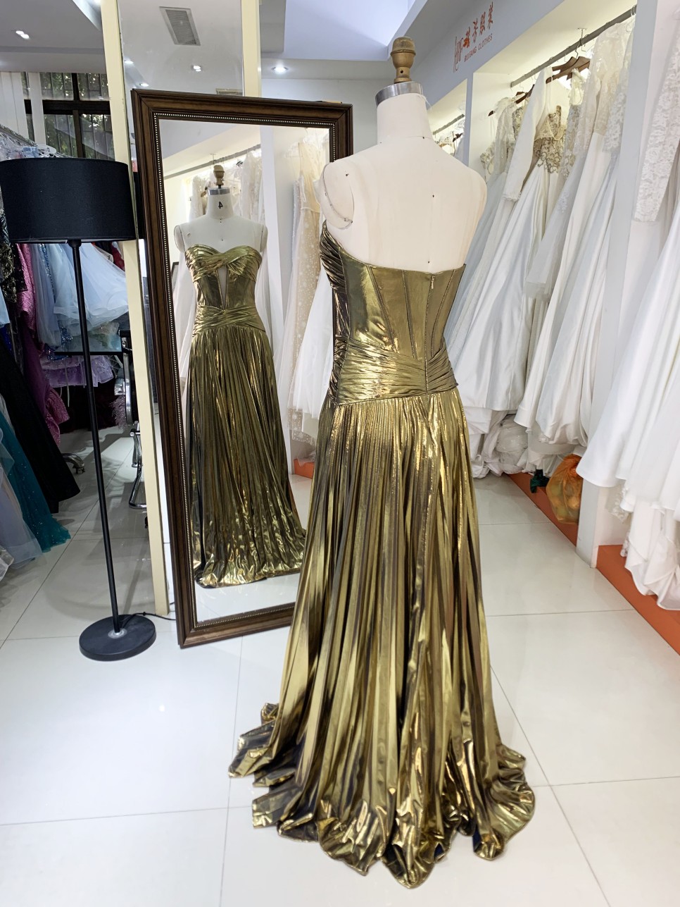 2025 New custom elegant women's pleat sleeveless back strap glitter gold A-Line Skirt prom dress for girl