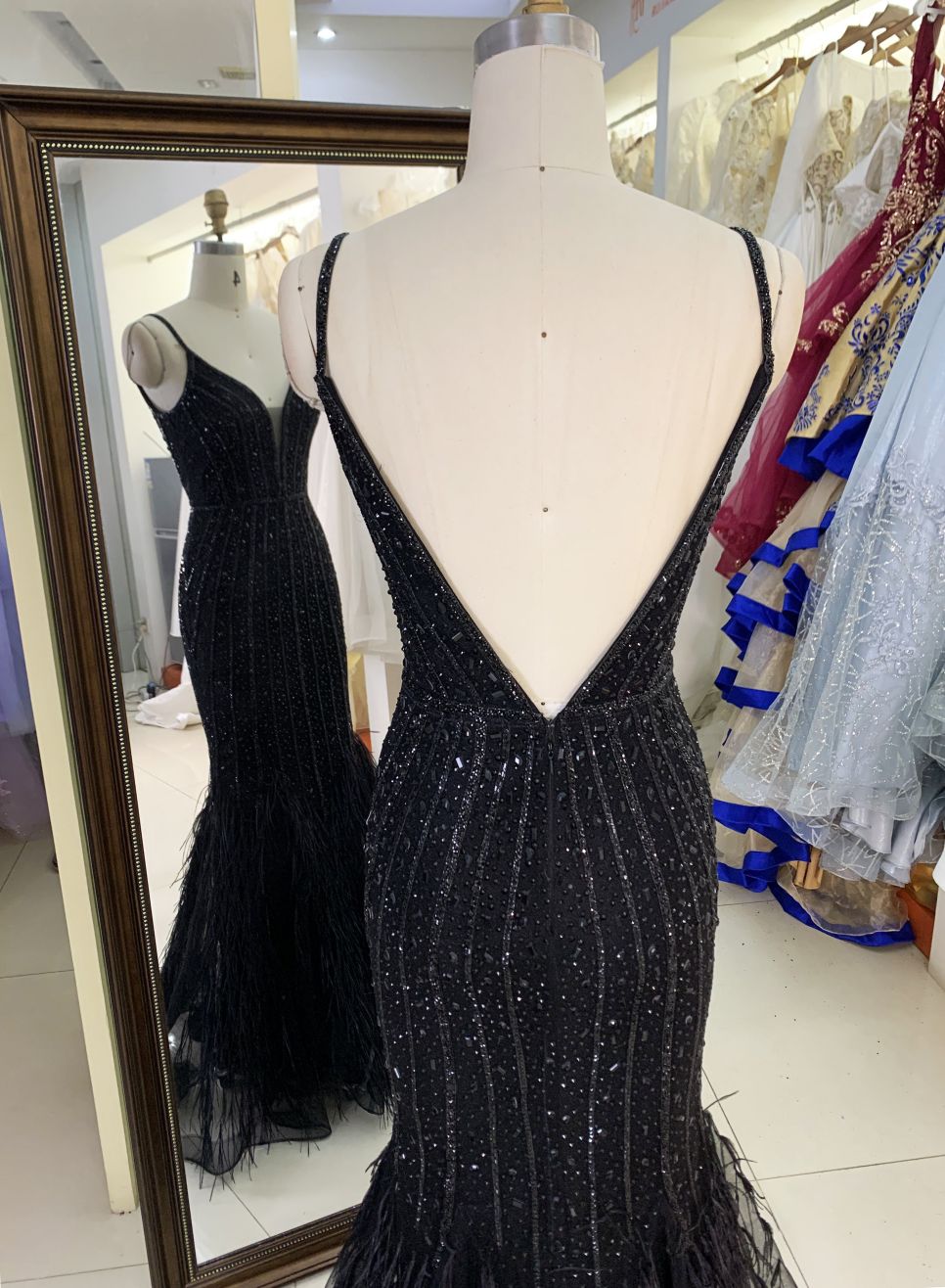 2025 wholesale black sleeveless mermaid crystal beading embellished fitted gown prom evening dresses with feathers