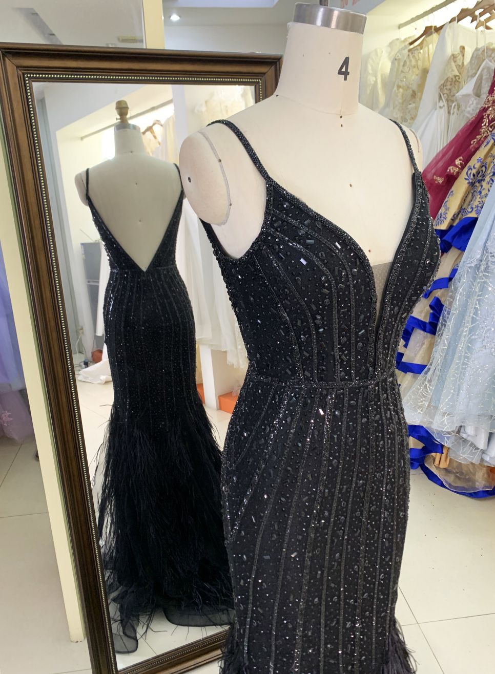 2025 wholesale black sleeveless mermaid crystal beading embellished fitted gown prom evening dresses with feathers
