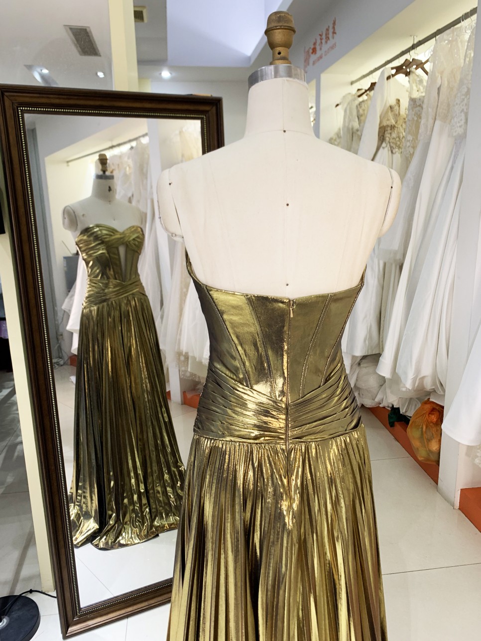 2025 New custom elegant women's pleat sleeveless back strap glitter gold A-Line Skirt prom dress for girl