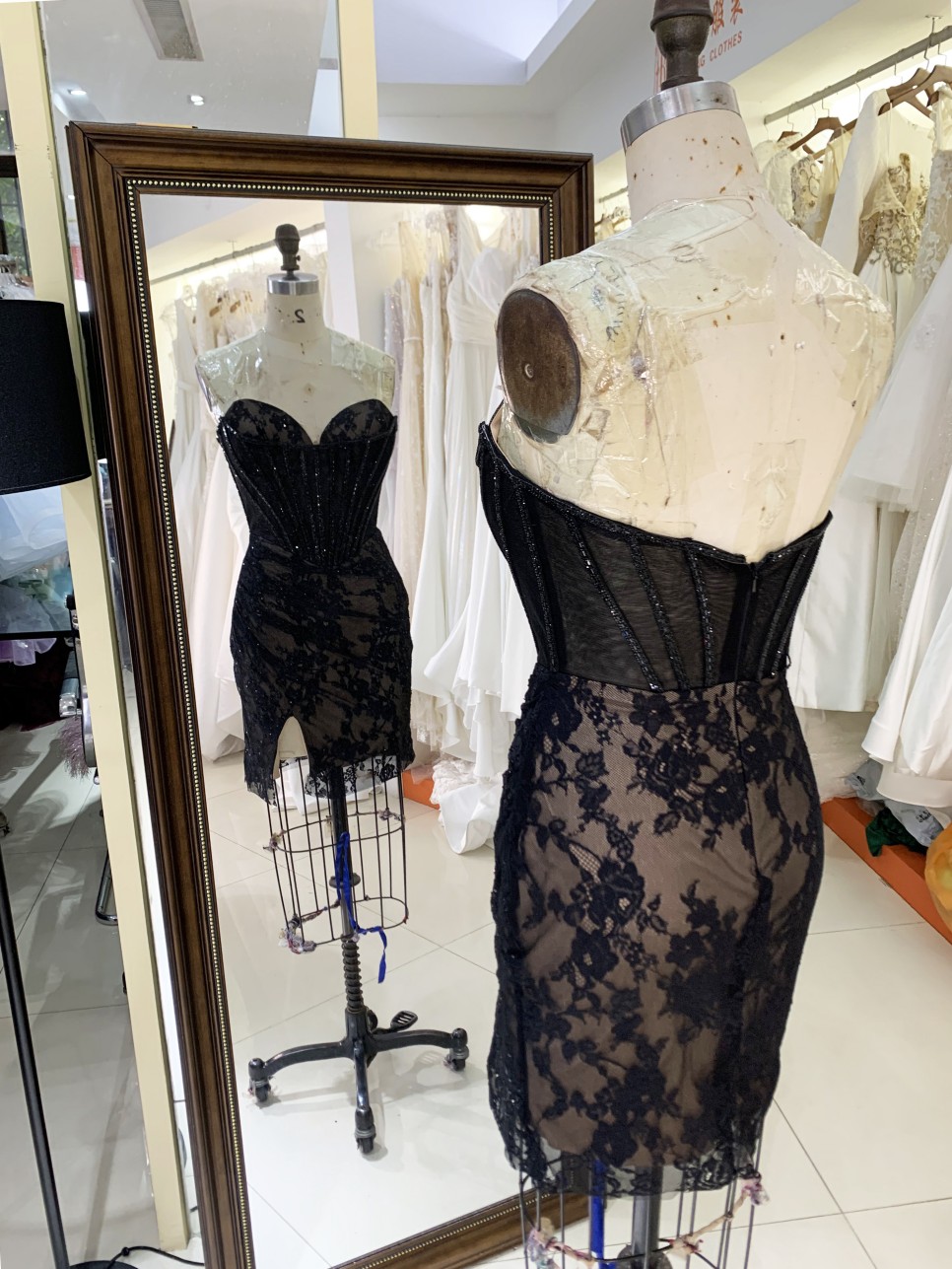 2025 New fashion design stunning short homecoming dress crystal embellished chain black cocktail dress strapless chic dress