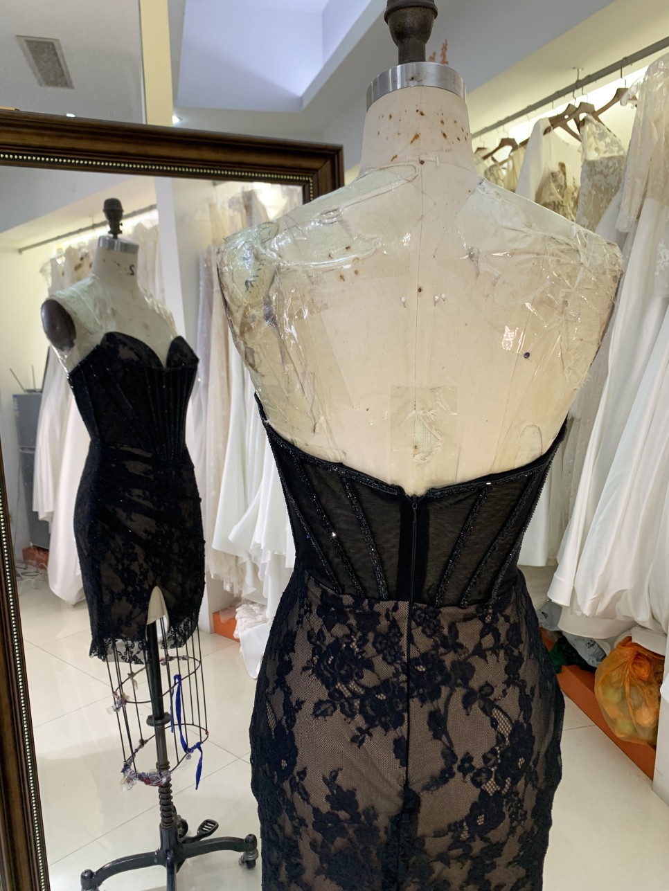 2025 New fashion design stunning short homecoming dress crystal embellished chain black cocktail dress strapless chic dress