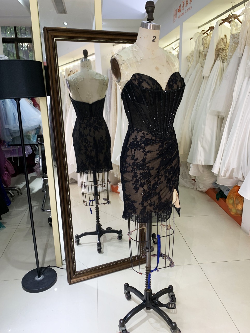 2025 New fashion design stunning short homecoming dress crystal embellished chain black cocktail dress strapless chic dress