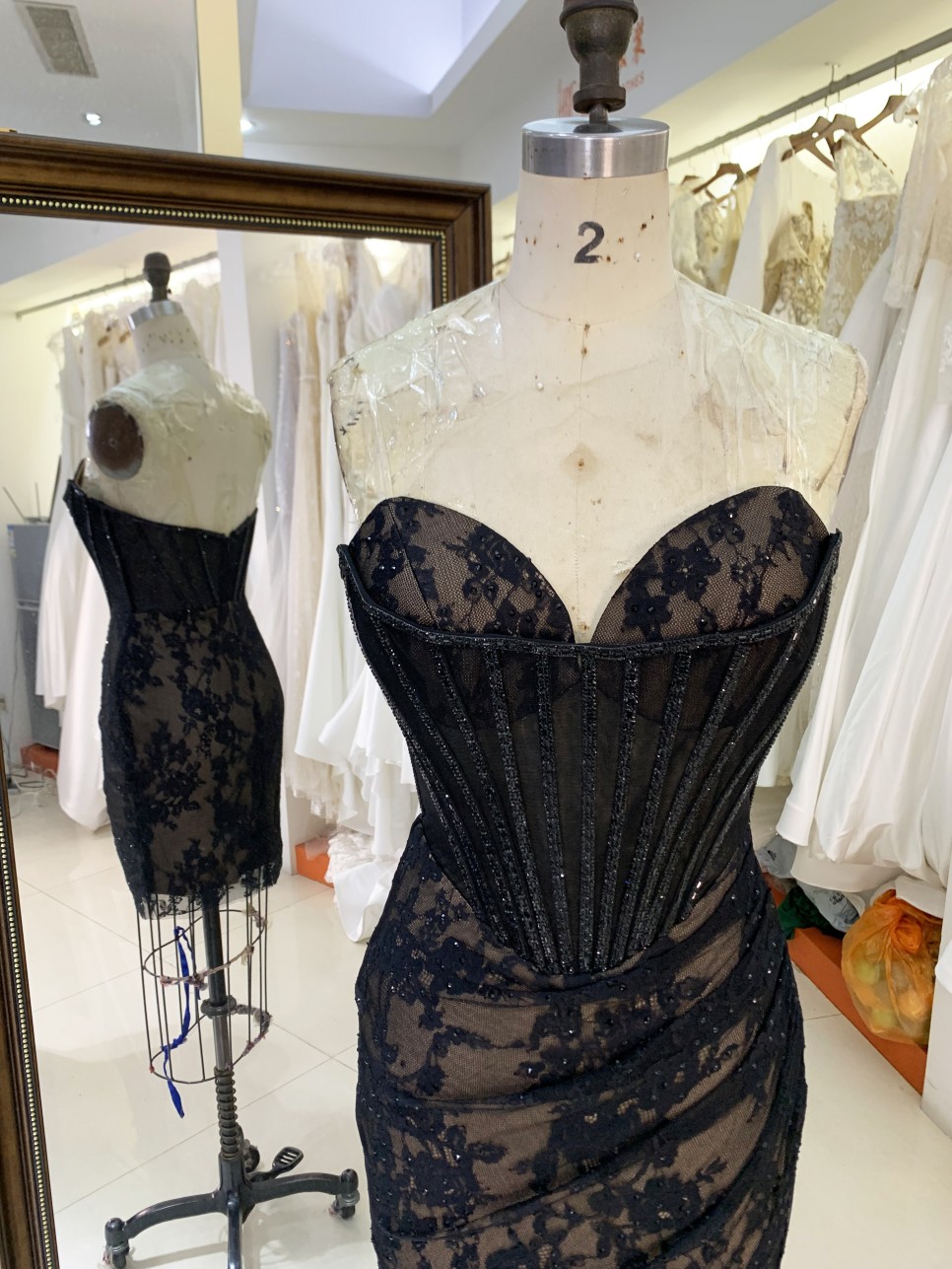 2025 New fashion design stunning short homecoming dress crystal embellished chain black cocktail dress strapless chic dress