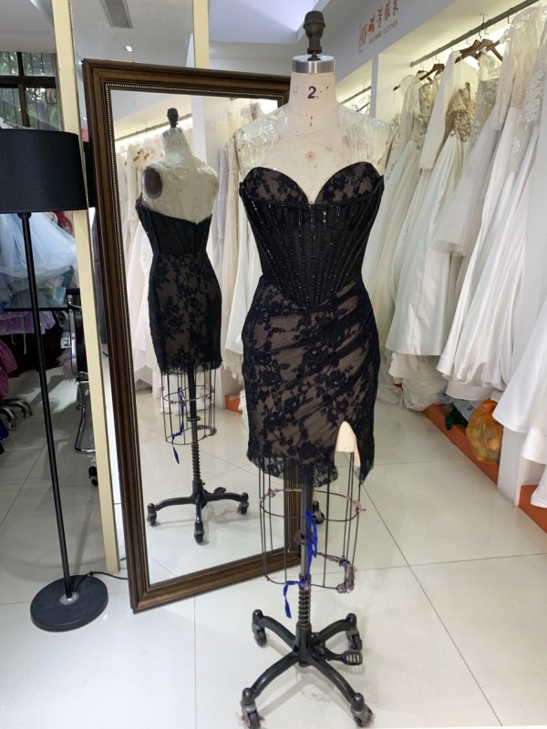 2025 New fashion design stunning short homecoming dress crystal embellished chain black cocktail dress strapless chic dress