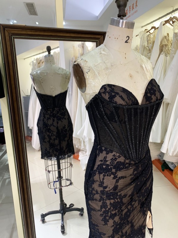 2025 New fashion design stunning short homecoming dress crystal embellished chain black cocktail dress strapless chic dress